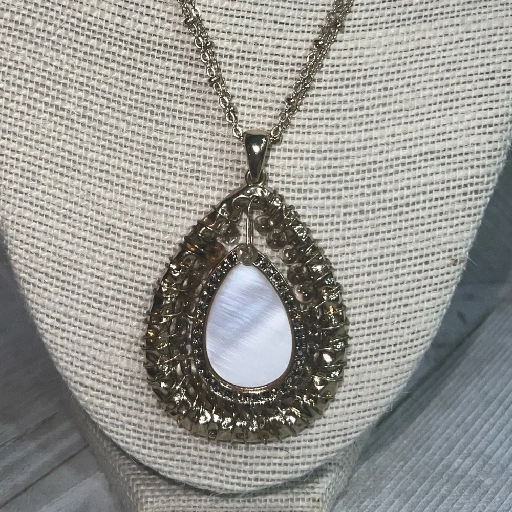Gold and white pendant necklace